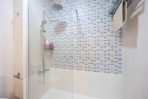 Shower, hair dryer, towels - Apartment 'Brisa De La Barrosa' with Shared Pool, Private Terrace and Air Conditioning (Chiclana de la Frontera)