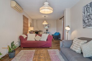 Televisión y chimenea 