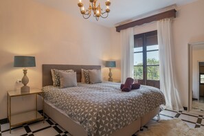 4 makuuhuonetta, silitysrauta/-lauta, ilmainen Wi-Fi, vuodevaatteet