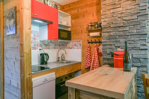 Frigorifero, microonde, forno, piano cottura