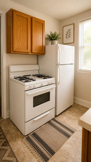 Microwave, oven, stovetop - Stylish 2BR Apartment - Walk to Downtown Dearborn (Dearborn)
