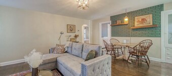 The Green Acres Cottage - Charming 2 Bedroom near S&T and Acorn Trail in Rolla.