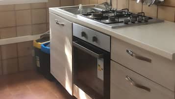 Frigorifero, microonde, forno, piano cottura