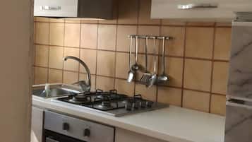 Frigorifero, microonde, forno, piano cottura