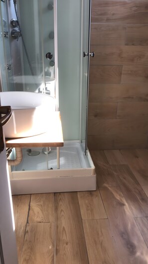 Dusche, Haartrockner, Handtücher