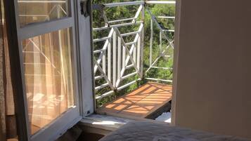 3 室のベッドルーム、WiFi (無料)、ベッドシーツ