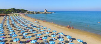 Unterkunft in einem Feriendorf 'Monolocale 3 Posti Letto' mit Gemeinschaftspool und Klimaanlage