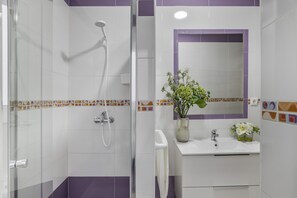 Shower, hair dryer, towels