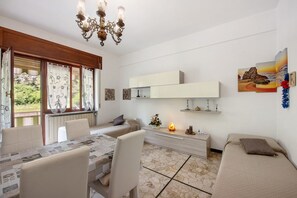 Dining - Apartment 'La Casa Della Gioia' with Balcony and Wi-Fi (Serravalle Scrivia)