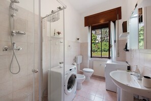 Shower, hair dryer, towels - Apartment 'La Casa Della Gioia' with Balcony and Wi-Fi (Serravalle Scrivia)