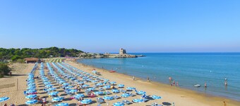 Logement dans un village de vacances 'Monolocale Con Giardino' avec piscine partagée