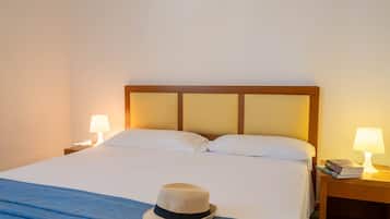 1 bedroom, bed sheets