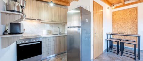 Kühlschrank, Mikrowelle, Wasserkocher mit Kaffee-/Teezubehör, Toaster