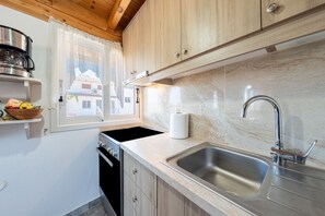 Kühlschrank, Mikrowelle, Wasserkocher mit Kaffee-/Teezubehör, Toaster