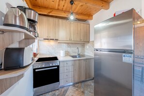 Køleskab, mikrobølgeovn, kaffe-/temaskine, brødrister