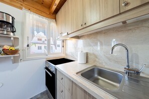 Kjøleskap, mikrobølgeovn, kaffetrakter/tekoker og brødrister