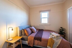 2 bedrooms, iron/ironing board, WiFi