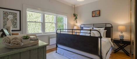 2 bedrooms, iron/ironing board, WiFi