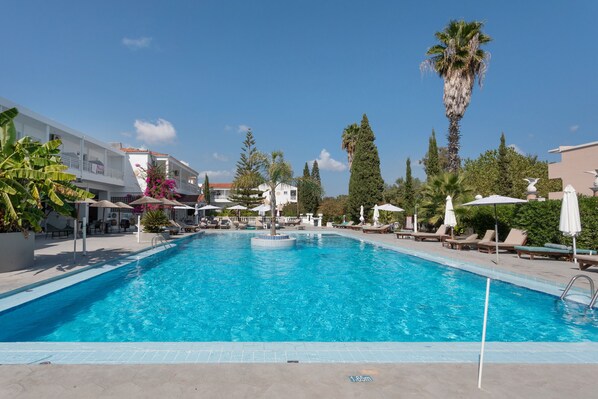 Pool - Room 'Triple Pool View' with Shared Pool, Wi-Fi and Air Conditioning (Zakynthos)