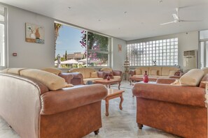 TV - Room 'Triple Pool View' with Shared Pool, Wi-Fi and Air Conditioning (Zakynthos)