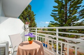 Outdoor dining - Room 'Standard Garden View' with Shared Pool, Wi-Fi and Air Conditioning (Zakynthos)
