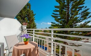 Outdoor dining - Room 'Standard Pool View' with Shared Pool, Wi-Fi and Air Conditioning (Zakynthos)