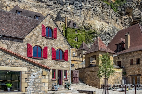 Exterior. L'Ecurie de l'Etrier – Large Holiday Home for 20 People at the Gates of Sarlat