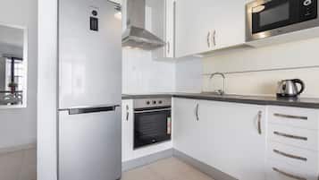 Frigorífico, microondas, horno y placa de cocina