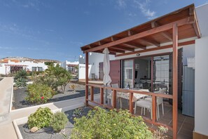 Outdoor dining - 'Mariposa' with Shared Pool, Private Terrace and Wi-Fi (Caleta de Fuste)
