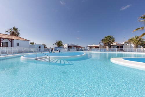 'Mariposa' with Shared Pool, Private Terrace and Wi-Fi