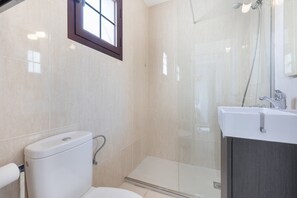 Shower, towels - 'Mariposa' with Shared Pool, Private Terrace and Wi-Fi (Caleta de Fuste)