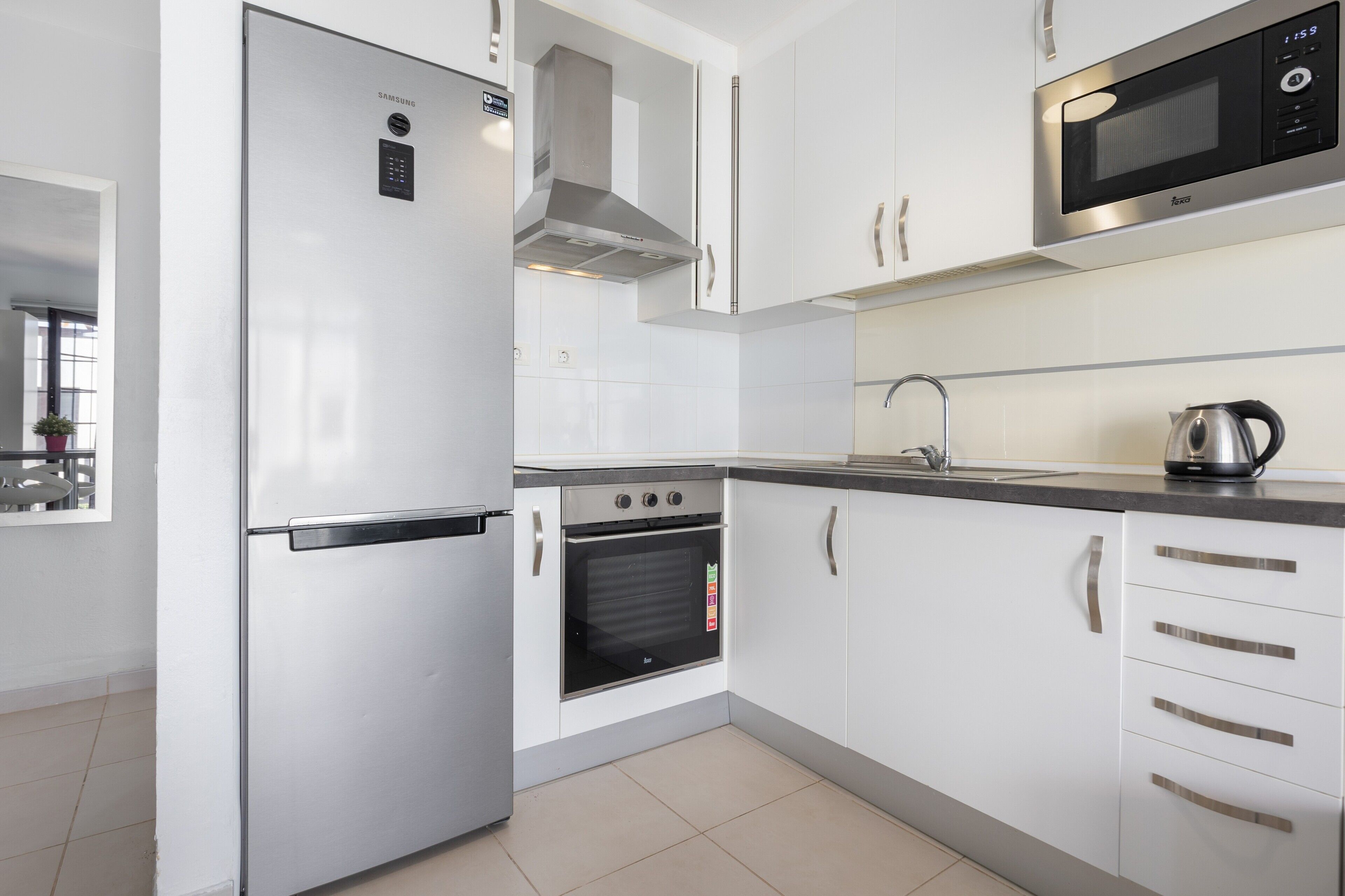 Réfrigérateur, micro-ondes, four, plaque de cuisson