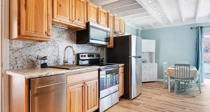 Waterfront Cottage with Private Dock on Claytor Lake. Pet Friendly!