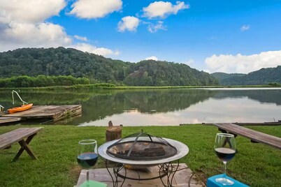 Waterfront Cottage with Private Dock on Claytor Lake. Pet Friendly!