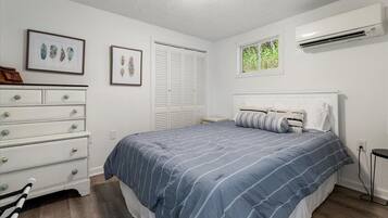 2 makuuhuonetta, työpöytä, ilmainen Wi-Fi, vuodevaatteet