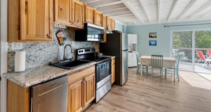 Waterfront Cottage with Private Dock on Claytor Lake. Pet Friendly!