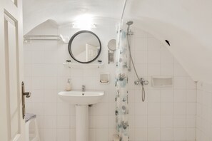 Suihku, hiustenkuivaaja, pyyhkeet