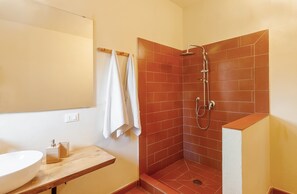 Ducha, secador de pelo, toallas