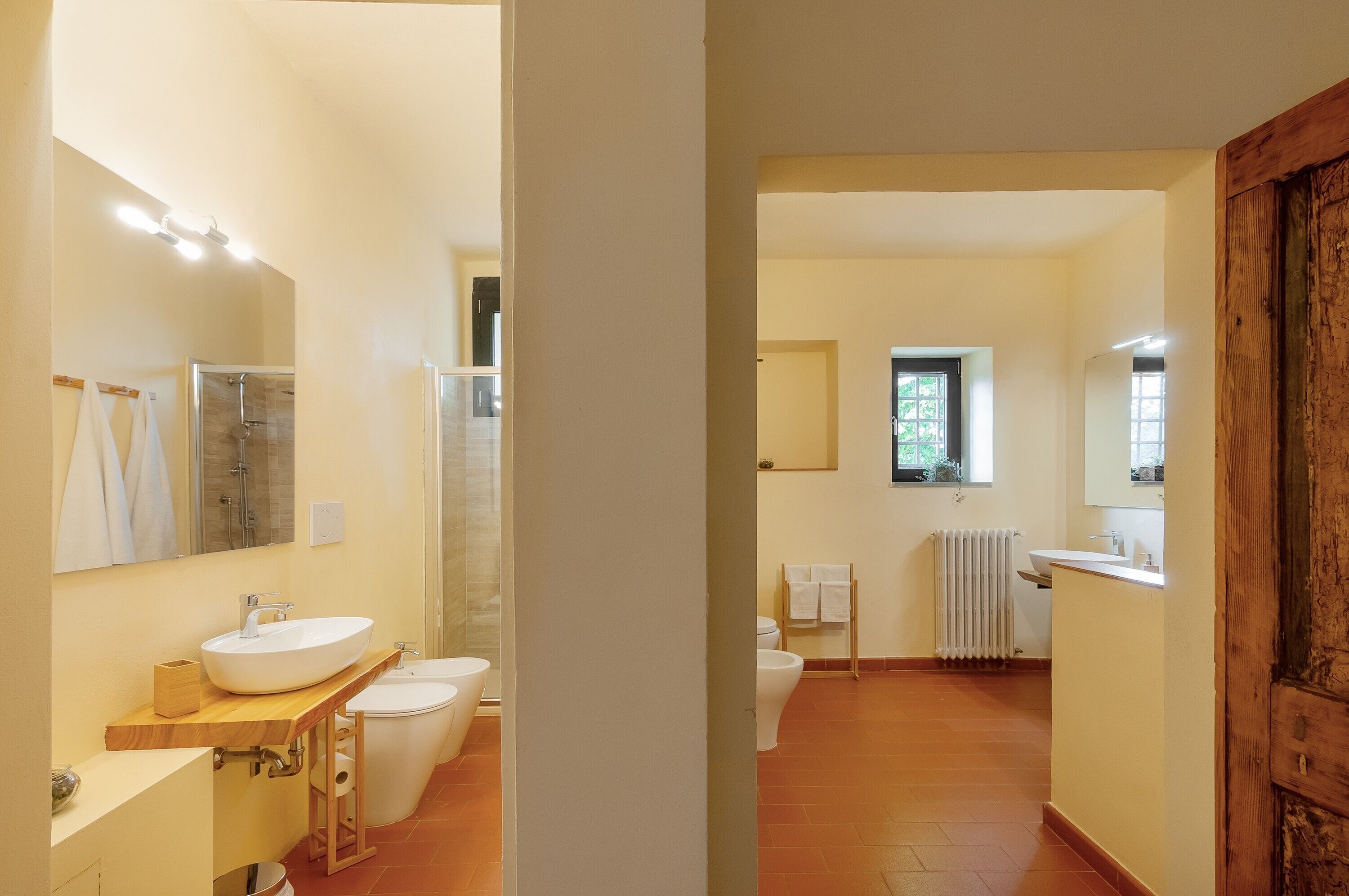 Een badkamer met een wastafel, toilet en douche.