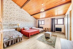 3 quartos, ferros/tábuas de passar roupa, roupa de cama