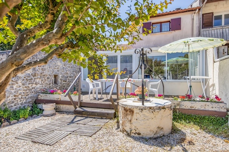 Outdoor dining. Village House on Place de l’Église – Comfort and Charm in Vendays-Montalivet
