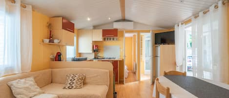 Una televisión, una mesa de tenis de mesa