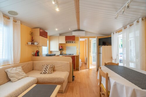 Mobile Home 'Mh 61 La Tremblade' with Shared Pool, Private Terrace, and Air Conditioning