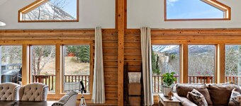 Spacious 5-bedroom chalet in Eagle River with WiFi and fitness room