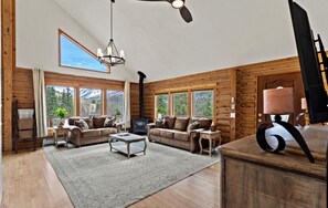 Smart-tv och eldstad