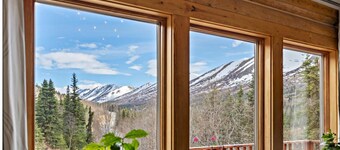 Spacious 5-bedroom chalet in Eagle River with WiFi and fitness room