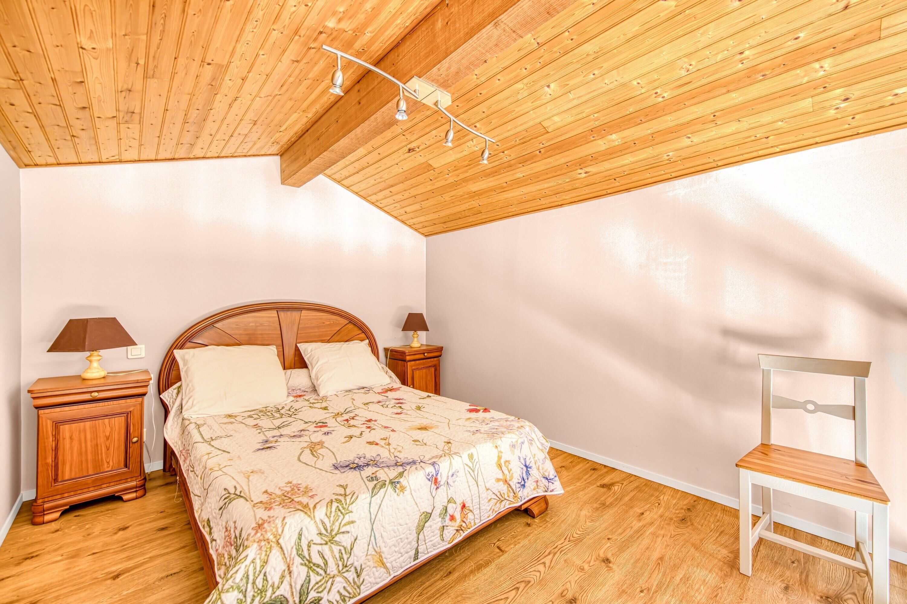 1 habitación, tabla de planchar con plancha, wifi gratis y ropa de cama 