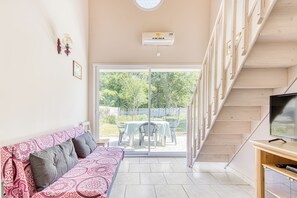 TV - Apartment between Vineyards and Ocean – A Nature and Comfort Getaway (Queyrac)