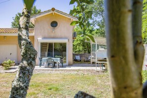 Outdoor dining - Apartment between Vineyards and Ocean – A Nature and Comfort Getaway (Queyrac)