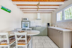 Jääkaappi, mikroaaltouuni, uuni, liesi